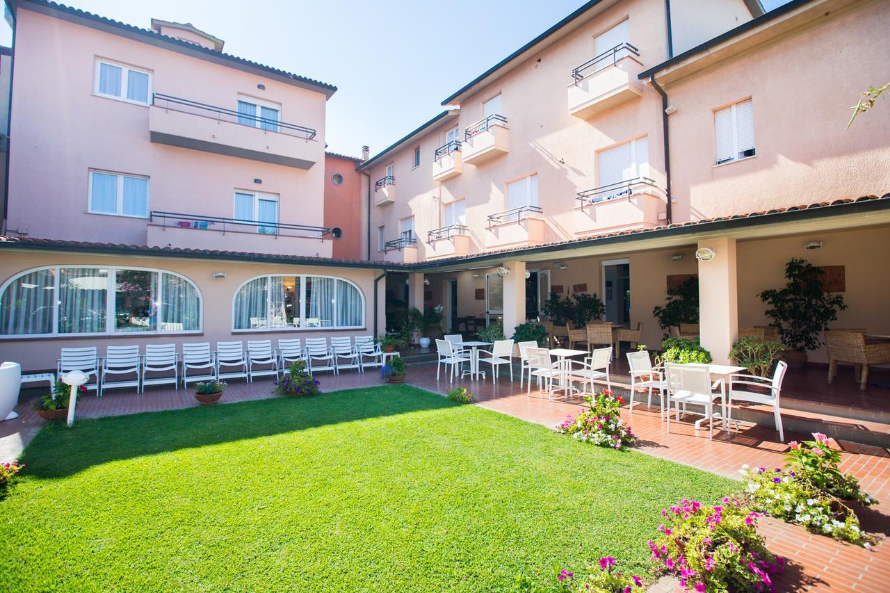 Hotel Sabrina Castiglione della Pescaia Bagian luar foto
